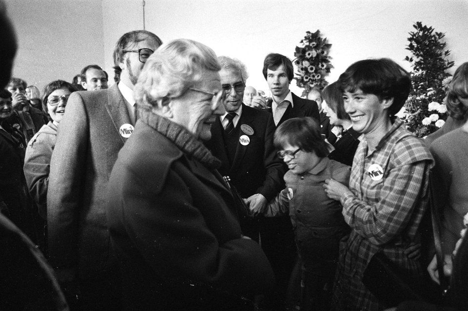 Prinses Juliana ontving zaterdag ongeveer 250 gehandicapten op Paleis Soestdijk , Bestanddeelnr 931-0773