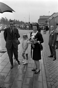 Prinses Beatrix Prins Claus bij aankomst in Akersloot om de tiende Liliade bloem, Bestanddeelnr 923-6375