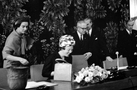 Prinses Beatrix vergadering van de SER bijgewoond te Den Haag De drs Hub L , Bestanddeelnr 915-7664