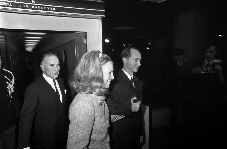 Prinses Irene en Prins Carel Hugo arriveren op Schiphol (na uitgewezen te zijn u, Bestanddeelnr 921-9709