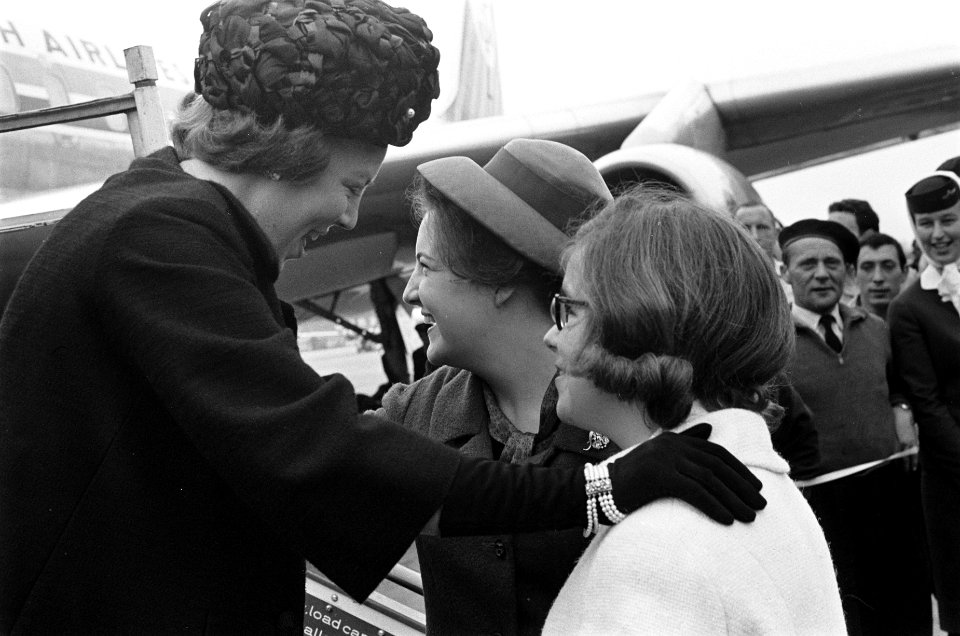 Prinses Beatrix terug in Nederland, de begroeting aan de voet van de vliegtuigtr, Bestanddeelnr 916-3238