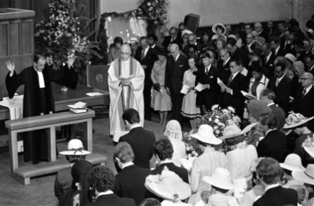Prinses Christina en Jorge Guillermo tijdens de plechtigheid, voor hen staat pat, Bestanddeelnr 928-0226