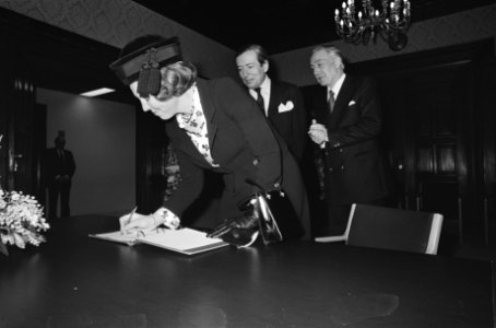 Prinses Beatrix tekent het gastenboek, Bestanddeelnr 930-1461