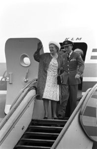 Prinses Beatrix terug in Nederland, de begroeting aan de voet van de vliegtuigtr, Bestanddeelnr 916-3239