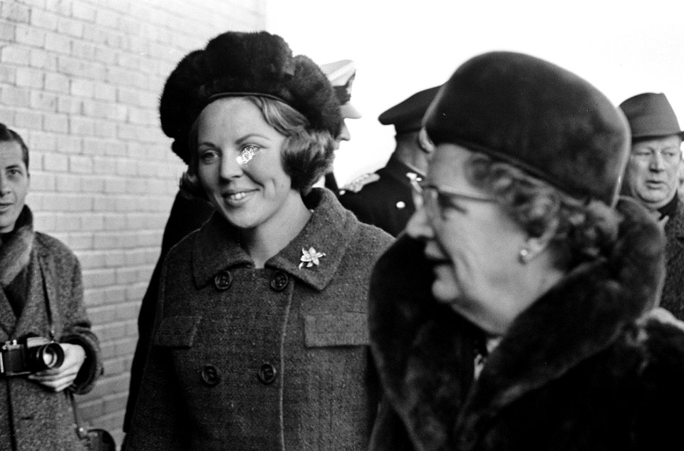 Prinses Beatrix terug uit de West, Prinses Beatrix en haar moeder, Bestanddeelnr 917-5204