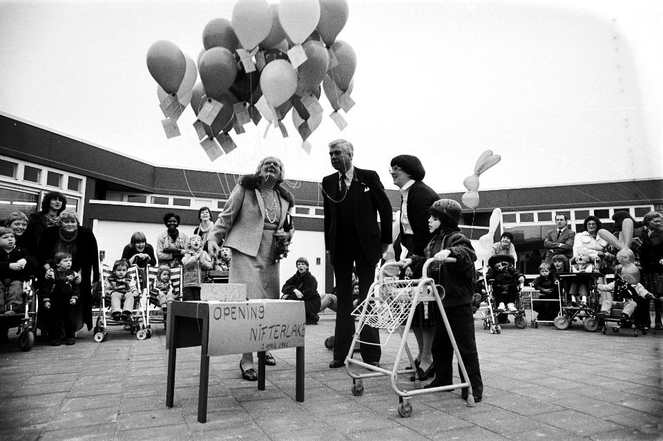 Prinses Juliana opende dagverblijf voor meervoudig gehandicapte kinderen Nifterlake in Amstelveen, 36 balonnen, Bestanddeelnr 931-4106 photo