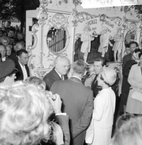 Prinses Margaret en Lord Snowdon vertrokken per boot vanaf de Amstelkade, bij he, Bestanddeelnr 917-7884