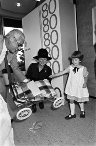 Prinses Beatrix probeert een poppenwagentje open te krijgen dat zij als prijs ov, Bestanddeelnr 930-4605