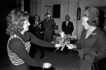 Prinses Beatrix stelt ziekenhuiscentrum in gebruik tijdens bijeenkomst in Domker, Bestanddeelnr 925-0905