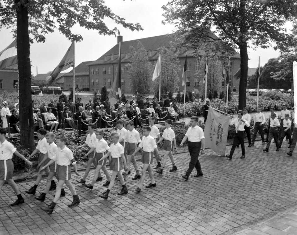 Prinses Beatrix poliomars in Breda, wandelaars defileerd voor prinses Beatrix , , Bestanddeelnr 914-0315
