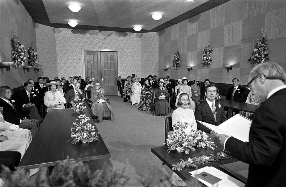 Prinses Christina en Jorge Guillermo bij de sluiting van het burgerlijk huwelijk, Bestanddeelnr 928-0205