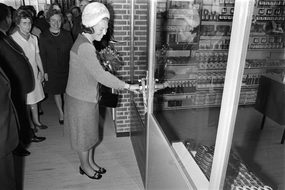 Prinses Beatrix opent verzorgingstehuis Het Hoornse Heem en verpleegtehuis Ne, Bestanddeelnr 923-9217