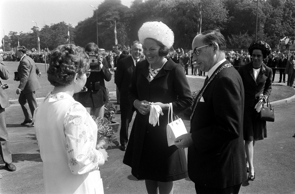 Prinses Beatrix opent in Dordrecht gebouw Dienst Sociale Werkvoorziening, Bestanddeelnr 923-7145