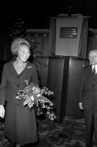 Prinses Beatrix stelt ziekenhuiscentrum in gebruik tijdens bijeenkomst in Domker, Bestanddeelnr 925-0907