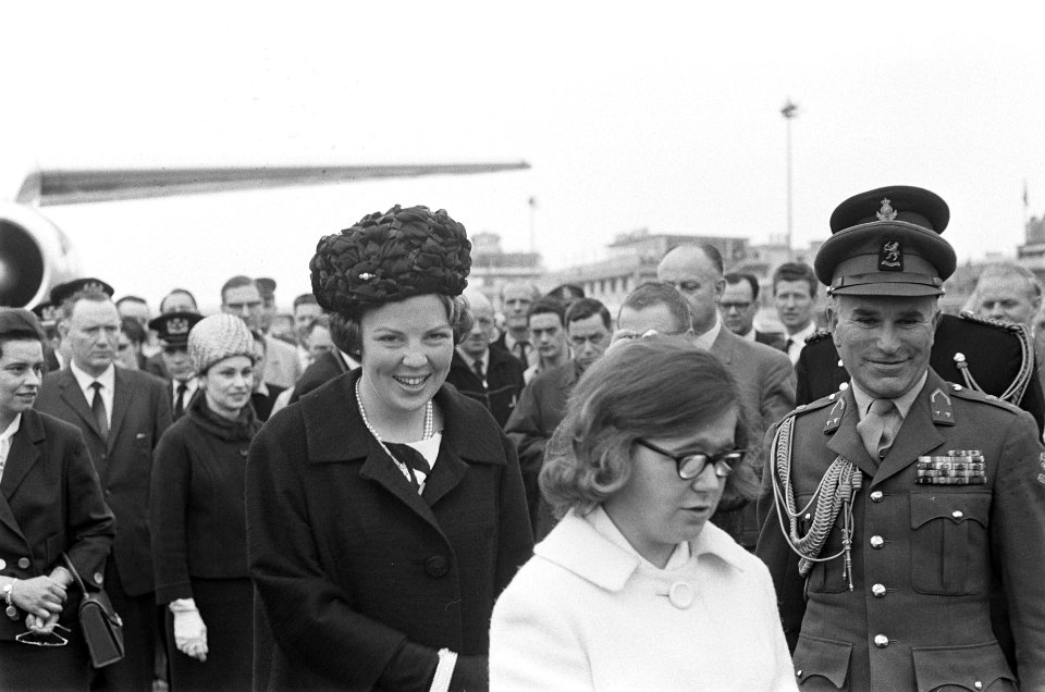 Prinses Beatrix terug in Nederland, Prinses Beatrix en Prinses Christina, Bestanddeelnr 916-3240