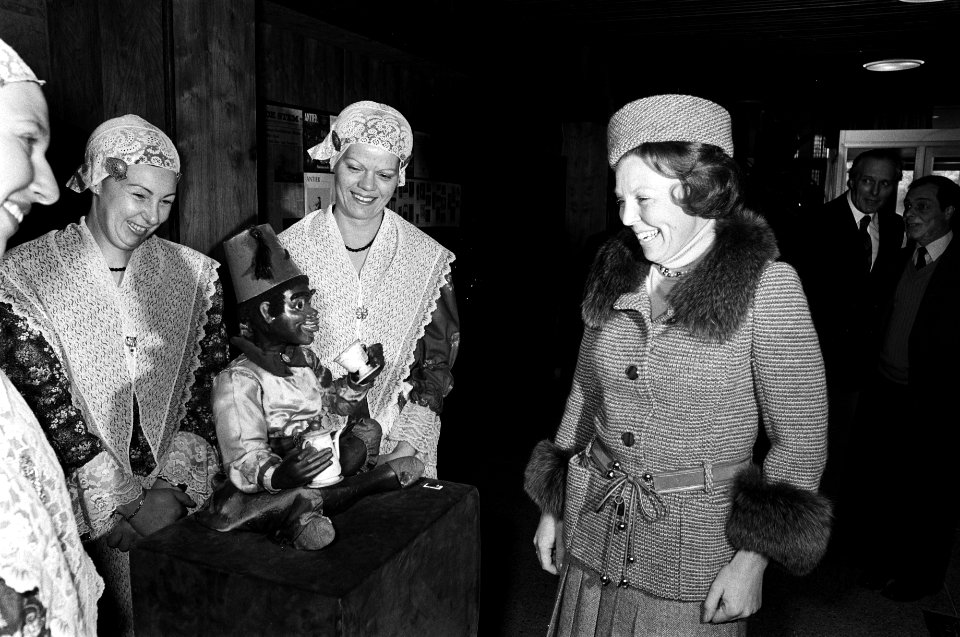 Prinses Beatrix stelt een koffiedrinkend Moriaantje in werking, Bestanddeelnr 930-2046