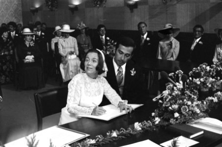 Prinses Christina en Jorge Guillermo tekenen de huwelijksakte bij de sluiting va, Bestanddeelnr 928-0194