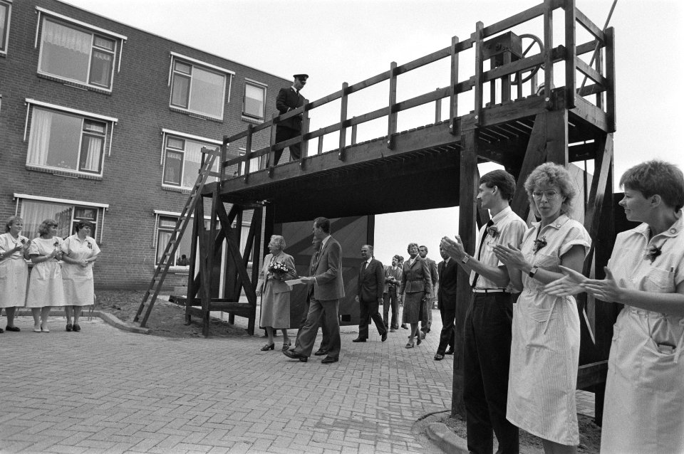 Prinses Juliana opent verzorgingshuis in Nieuwegein openingshandeling bij slui, Bestanddeelnr 933-0950