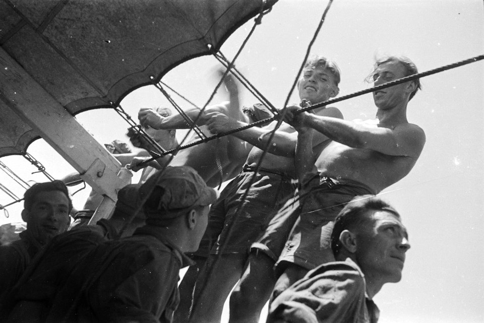 Priok. Op 14 mei 1948 vertrok de Waterman naar het vaderland met aan boord de , Bestanddeelnr 1671-2-1