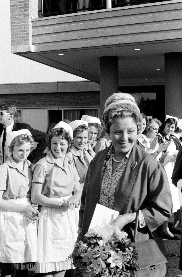 Prinses Beatrix opent streekziekenhuis De Plantage . Prinses Beatrix tijdens r, Bestanddeelnr 912-9714