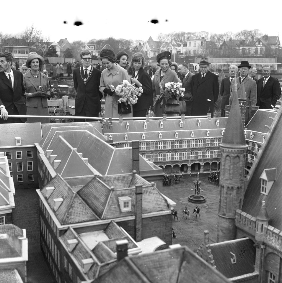 Prinses Benedikte van Denemarken opende Madurodam, Prinses Benedikte en Prinses , Bestanddeelnr 917-6233