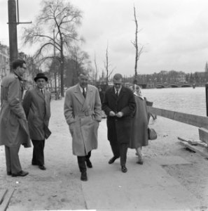Prinses Bertil van Zweden tijdens een wandeling, Bestanddeelnr 913-8448