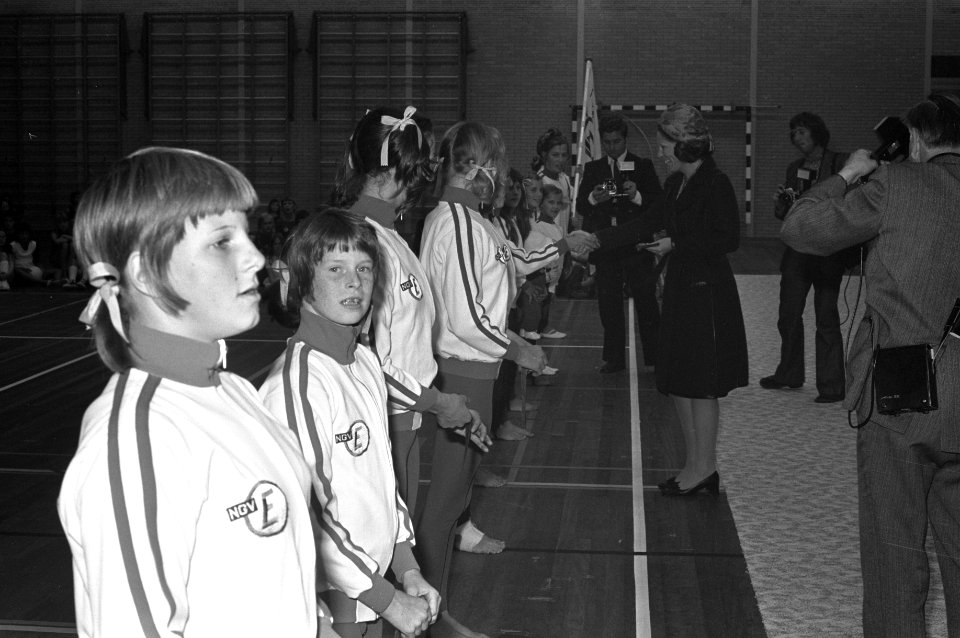 Prinses Beatrix opent sporthal Strijland te Nijkerk, Bestanddeelnr 925-9099