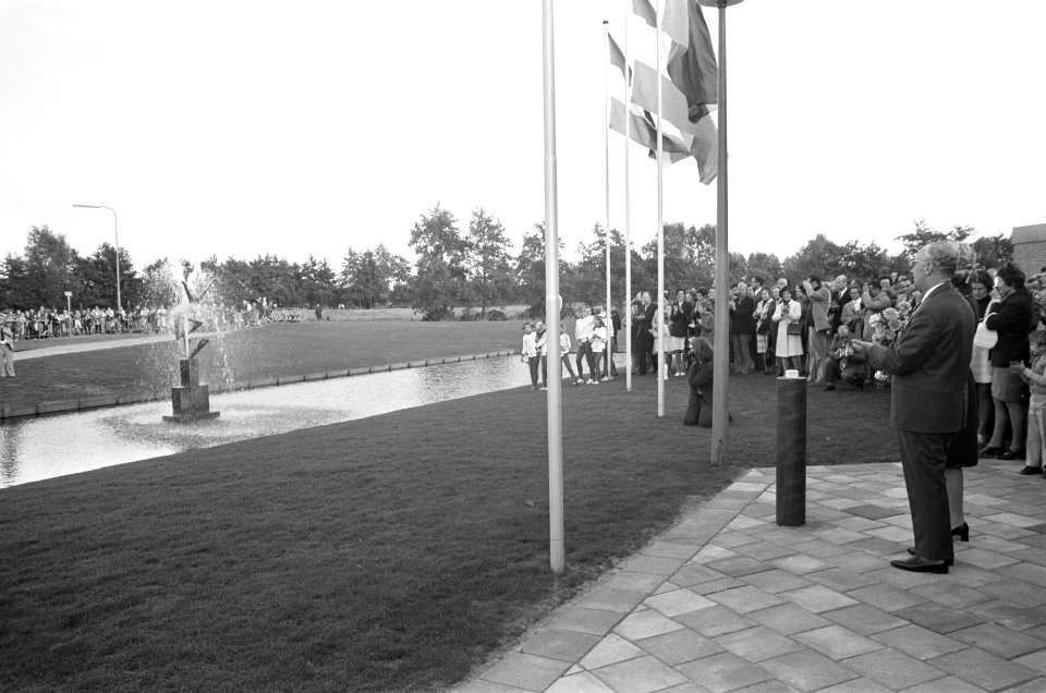 Prinses Beatrix opent sporthal Strijland te Nijkerk, Bestanddeelnr 925-9103