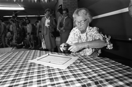 Prinses Juliana opende nieuwe zwembad van het revalidatiecentrum Heliomave in Wijk aan Zee tekent oorkonde, Bestanddeelnr 931-4957 photo