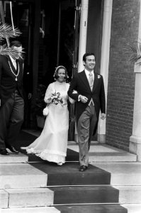 Prinses Christina en Jorge Guillermo bij het verlaten van het stadhuis, Bestanddeelnr 928-0183