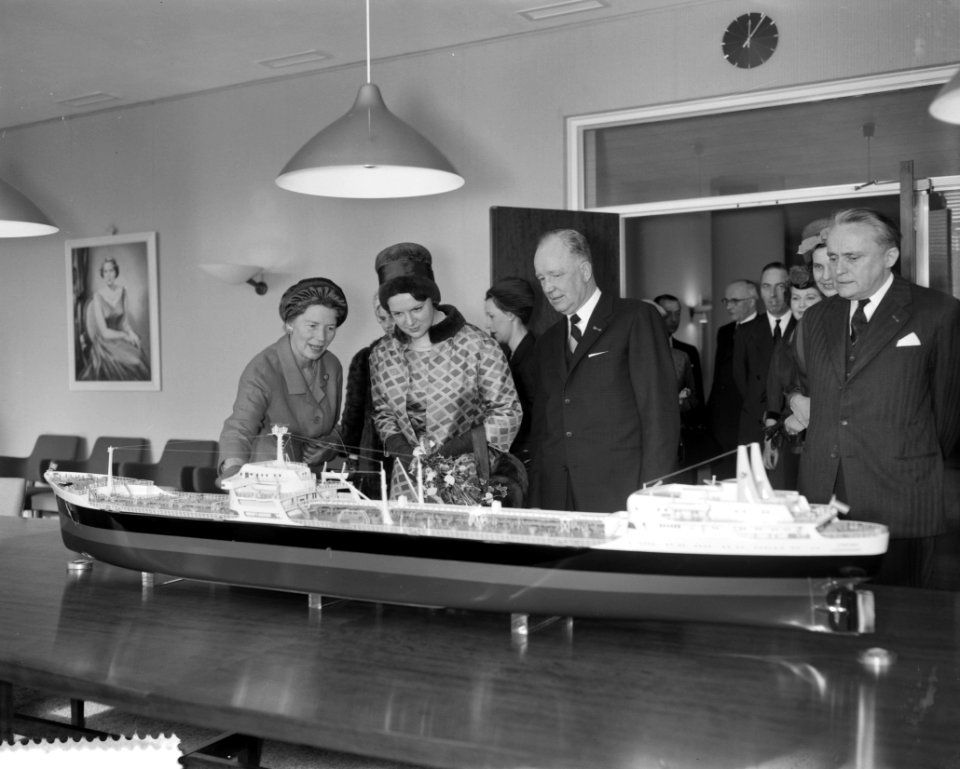 Prinses Irene bezoekt Shellgebouw Rotterdam, Prinses Irene bekijkt maquette, Bestanddeelnr 912-0768
