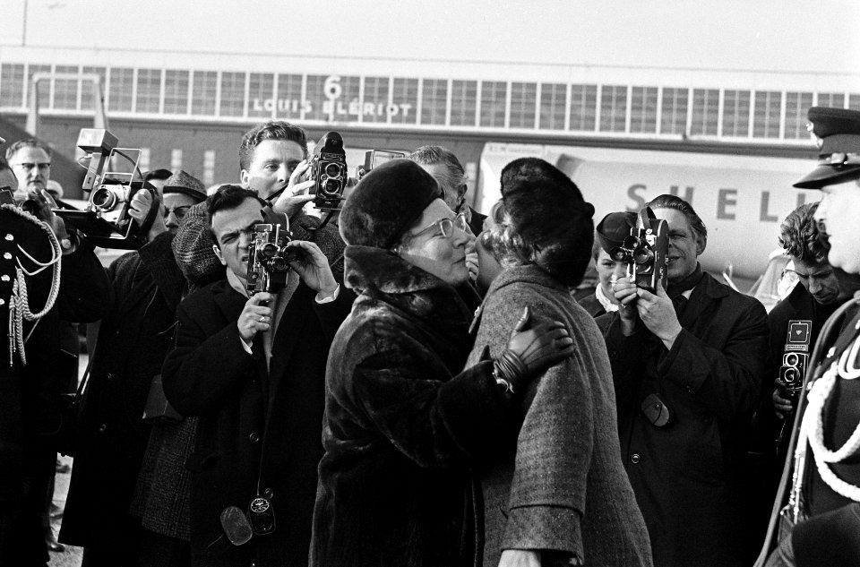 Prinses Beatrix terug uit de West, verwelkomd door haar moeder op Schiphol, Bestanddeelnr 917-5203
