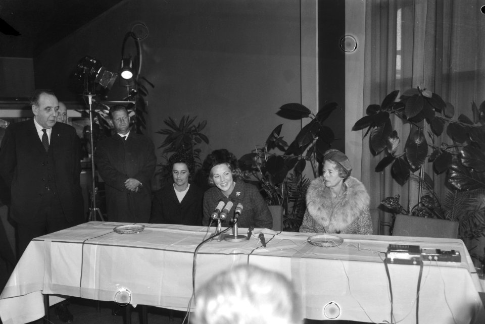 Prinses Beatrix terug uit de West, Prinses Beatrix tijdens persconferentie, Bestanddeelnr 917-5209