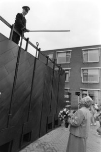 Prinses Juliana opent verzorgingshuis in Nieuwegein openingshandeling bij slui, Bestanddeelnr 933-0949