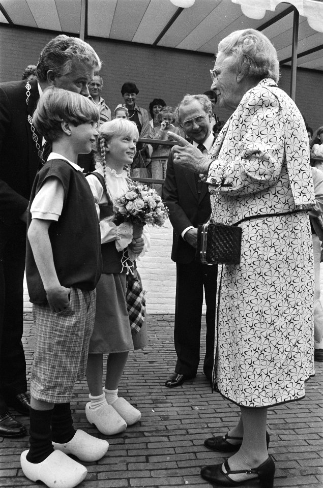Prinses Juliana ontmoet enkele kinderen, Bestanddeelnr 933-3326