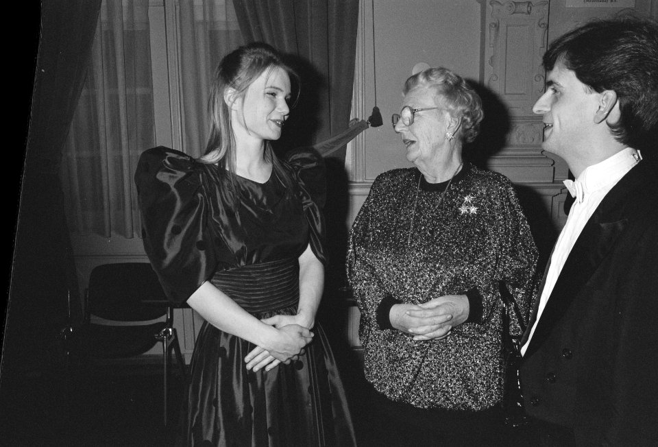 Prinses Juliana tussen twee studenten, Bestanddeelnr 934-3917