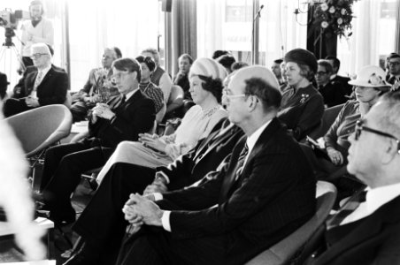 Prinses Beatrix opent in Heerlen nieuwe vleugel van het hoofdkantoor van het Alg, Bestanddeelnr 930-6344