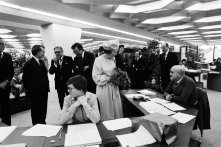 Prinses Beatrix opent in Heerlen nieuwe vleugel van het hoofdkantoor van het Alg, Bestanddeelnr 930-6343
