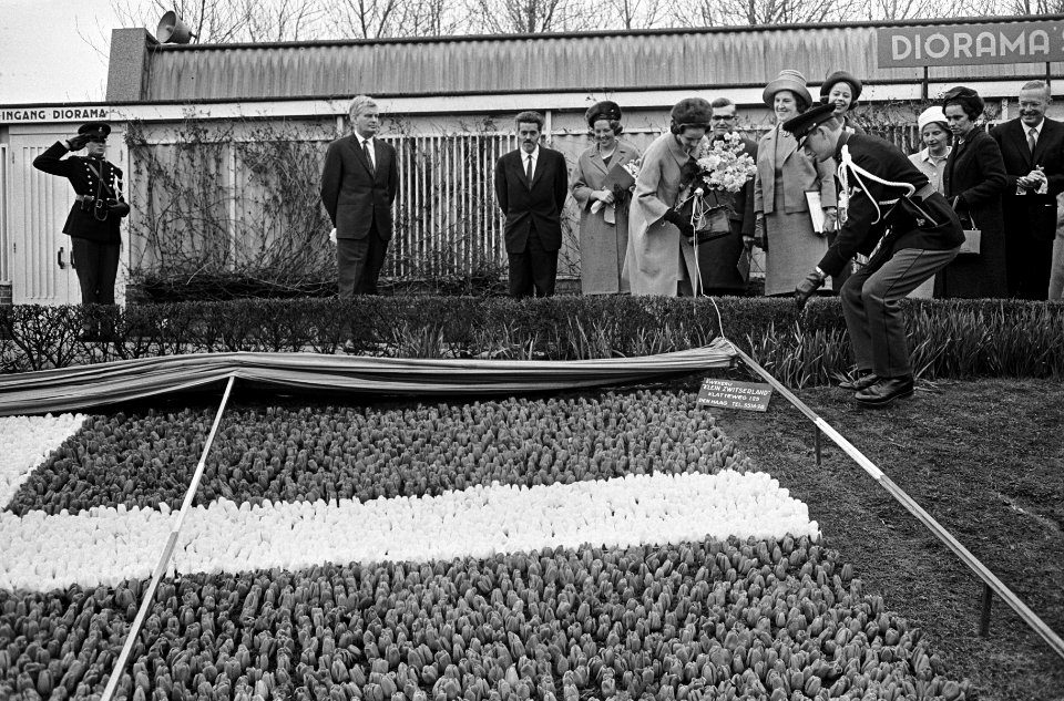 Prinses Benedikte van Denemarken opende Madurodam door wegtrekken van een doek l, Bestanddeelnr 917-6231