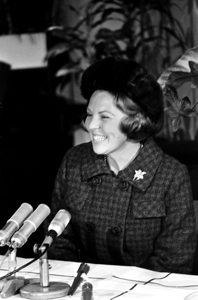 Prinses Beatrix terug uit de West, Prinses Beatrix tijdens persconferentie, Bestanddeelnr 917-5215