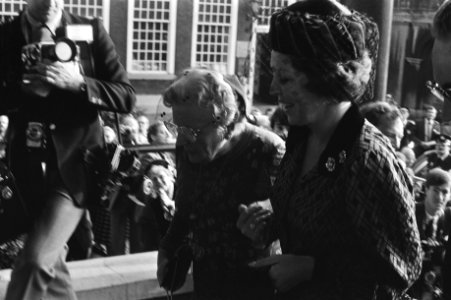 Prinses Juliana wordt door Koningin Beatrix geholpen bij het binnengaan, Bestanddeelnr 931-7187 photo