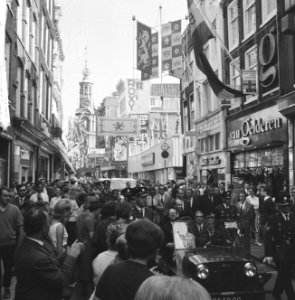 Prinses Margaret en Lord Snowdon winkelen in Kalverstraat , tijdens het winkelen, Bestanddeelnr 917-7730