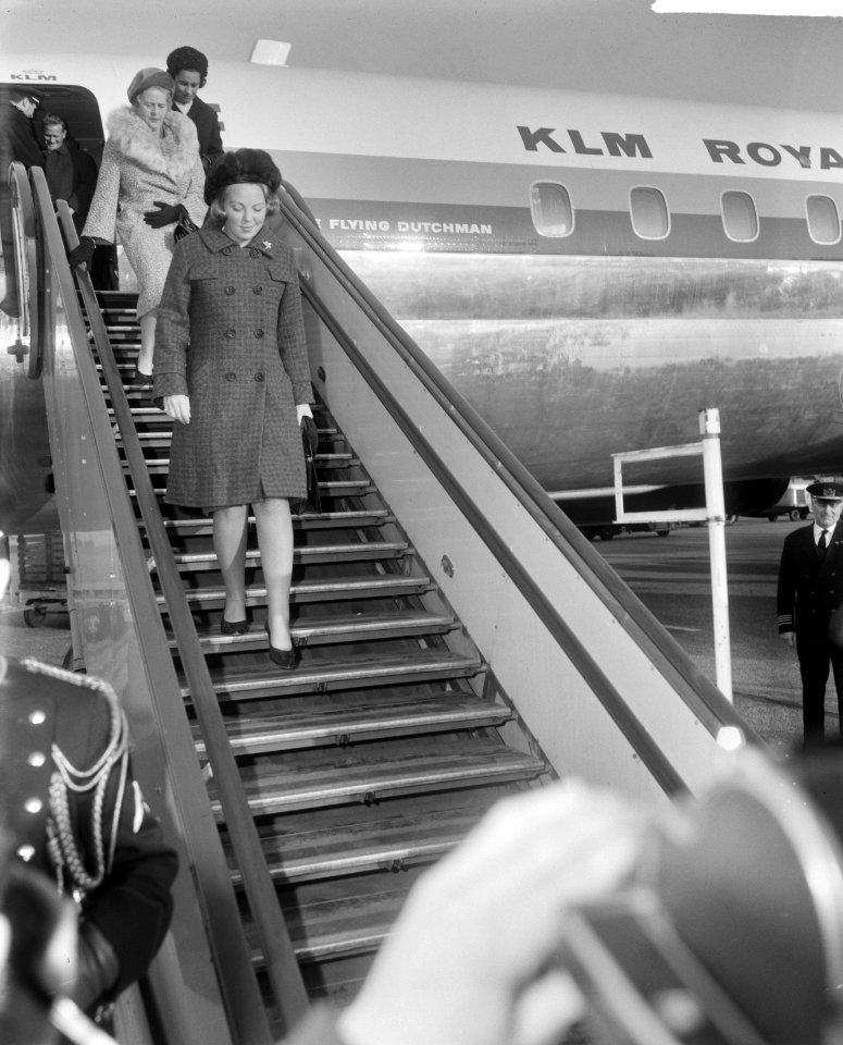 Prinses Beatrix terug uit de West, Prinses Beatrix op vliegtuigtrap, Bestanddeelnr 917-5213