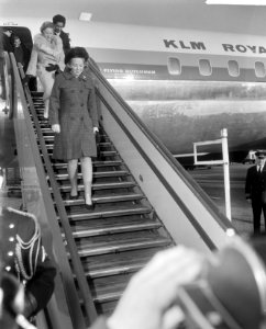 Prinses Beatrix terug uit de West, Prinses Beatrix op vliegtuigtrap, Bestanddeelnr 917-5213