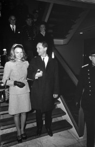 Prinses Irene en Prins Carel Hugo arriveren op Schiphol (na uitgewezen te zijn u, Bestanddeelnr 921-9705