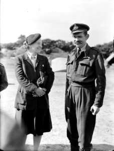 Prinses Juliana poseert met de Squadron Leader L.C.M. van Eendenburg, Bestanddeelnr 934-8845