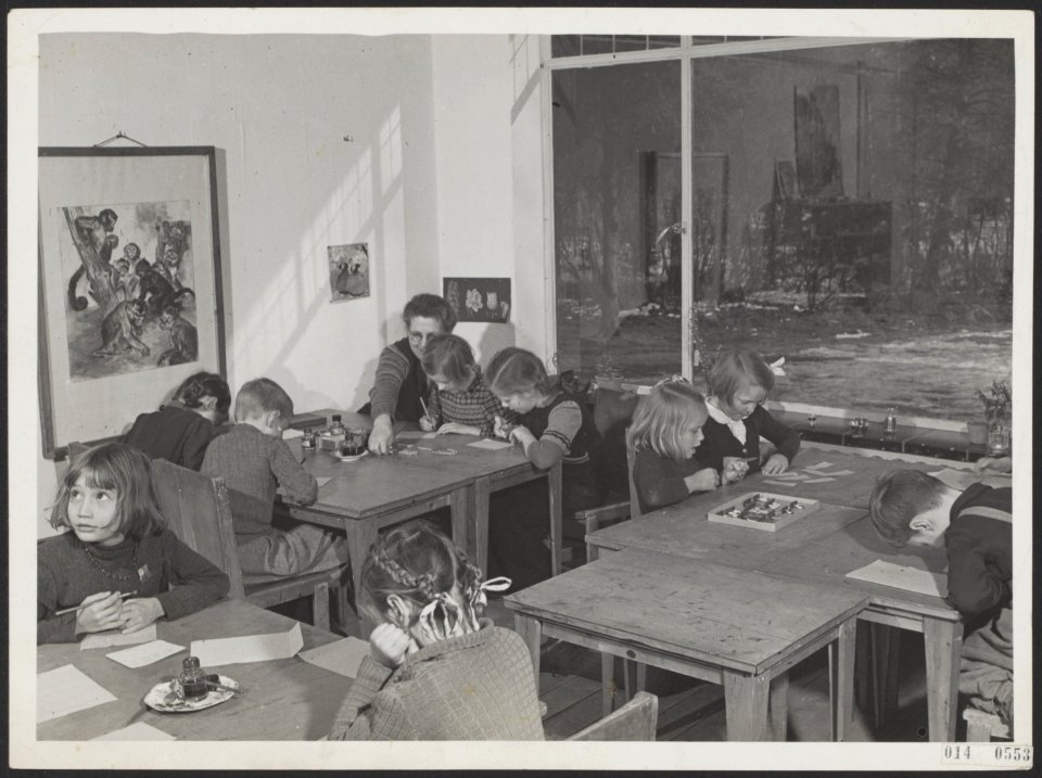 Prinses Irene (voor het raam) tijdens een les op Kindergemeenschap De Werkplaats, Bestanddeelnr 014-0553