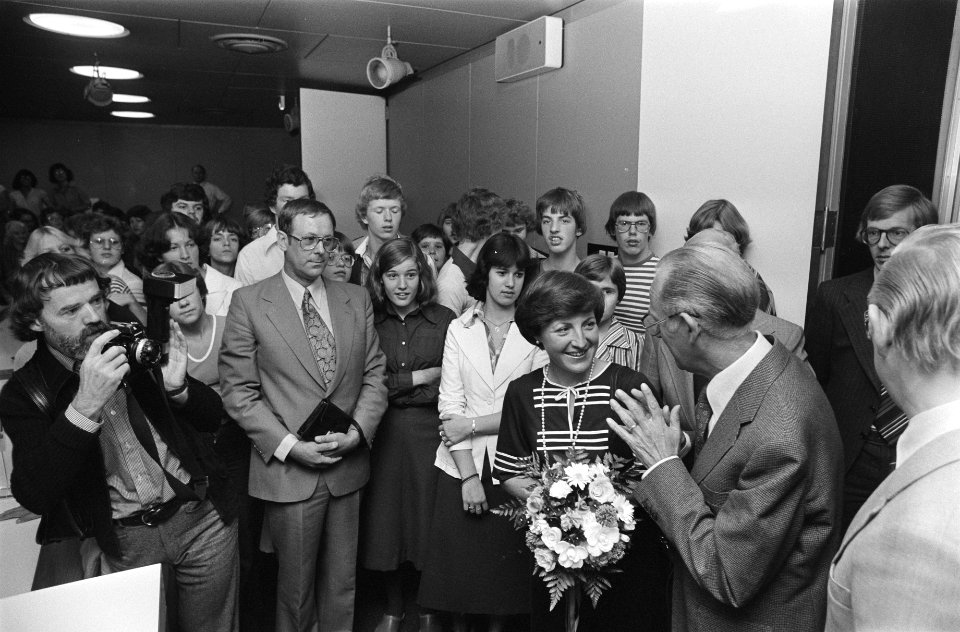Prinses Margriet aanwezig bij vertrek van 90 dove kinder op Schiphol Prinses Ma, Bestanddeelnr 929-3298