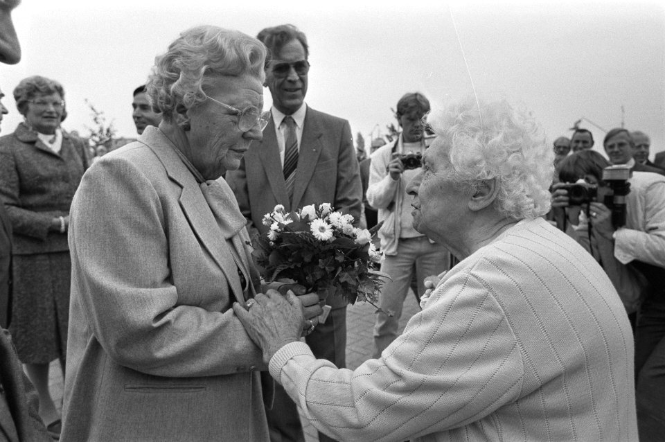 Prinses Juliana opent verzorgingshuis in Nieuwegein krijgt bloemen aangeboden d, Bestanddeelnr 933-0947