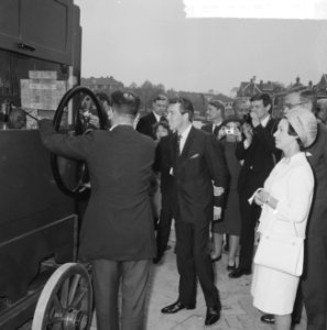 Prinses Margaret en Lord Snowdon vertrokken per boot vanaf de Amstelkade, bij he, Bestanddeelnr 917-7883